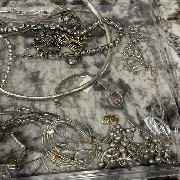 COPY - Vintage 2 Modern Large Lot Of Silver & Gold Tone Jewelry - Picture 4 of 8